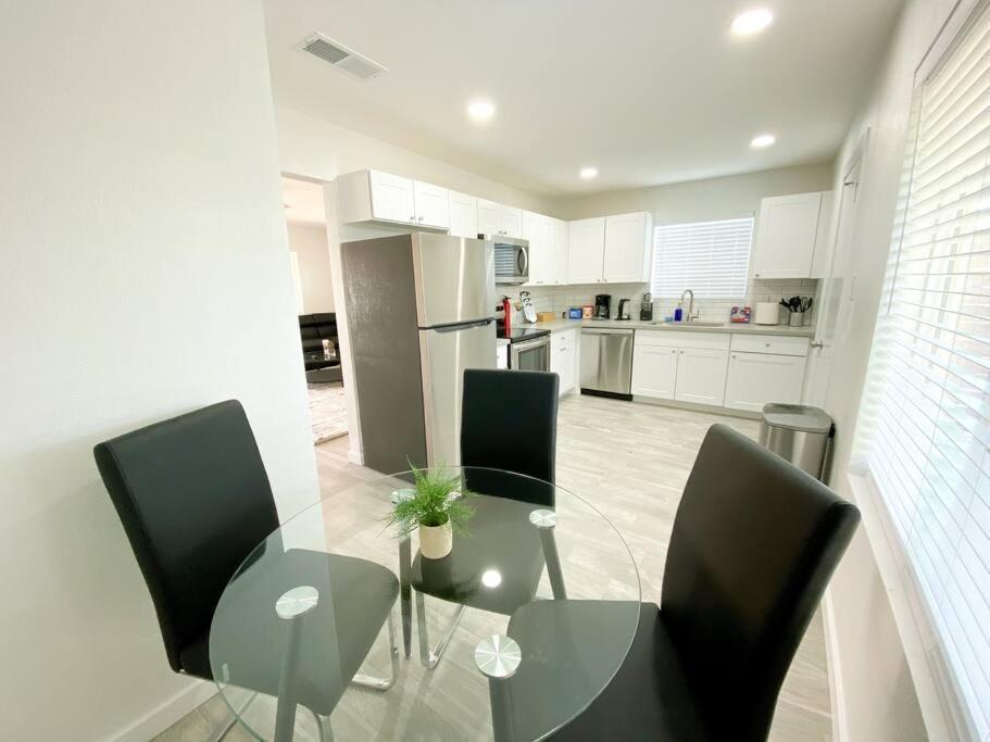 Alluring Townhouse With 2 King Beds, Grill, And Free Parking!