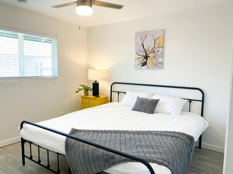 Pousada Alluring Townhouse With 2 King Beds, Grill, And Free Parking! Phoenix