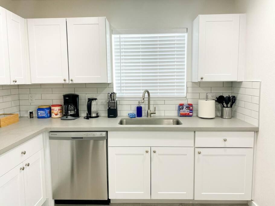 Pousada Alluring Townhouse With 2 King Beds, Grill, And Free Parking!