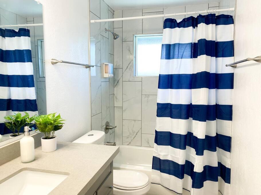 Alluring Townhouse With 2 King Beds, Grill, And Free Parking! Pousada