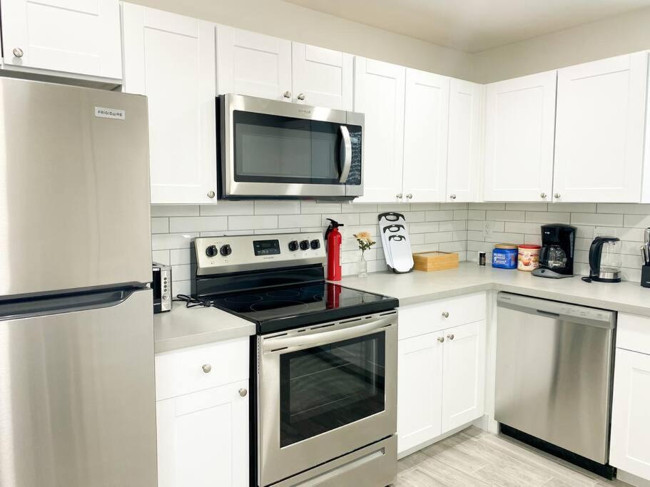 Alluring Townhouse With 2 King Beds, Grill, And Free Parking!