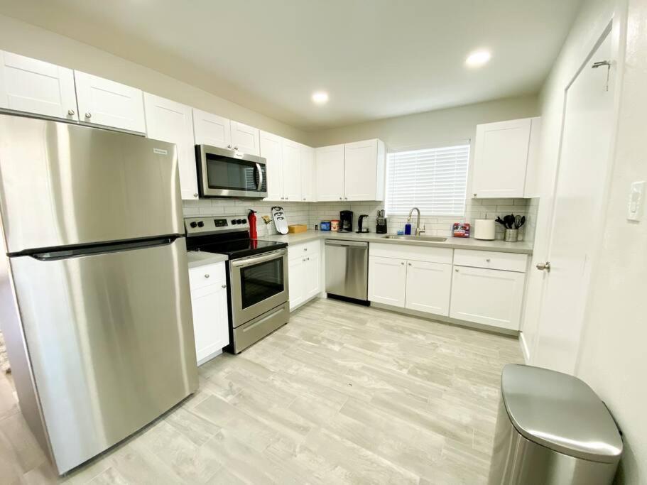 Alluring Townhouse With 2 King Beds, Grill, And Free Parking! Phoenix