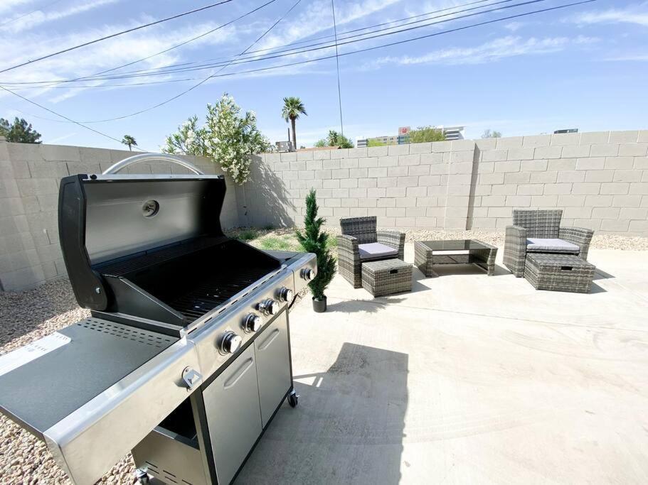 Alluring Townhouse With 2 King Beds, Grill, And Free Parking! Pousada