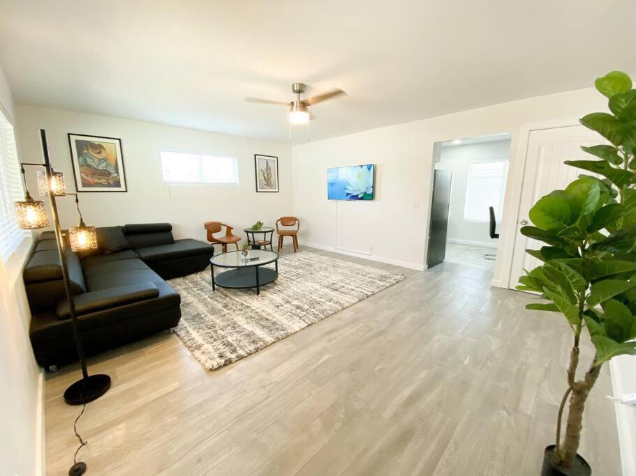 Alluring Townhouse With 2 King Beds, Grill, And Free Parking! * Phoenix