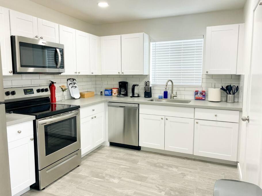Pousada Alluring Townhouse With 2 King Beds, Grill, And Free Parking! Phoenix