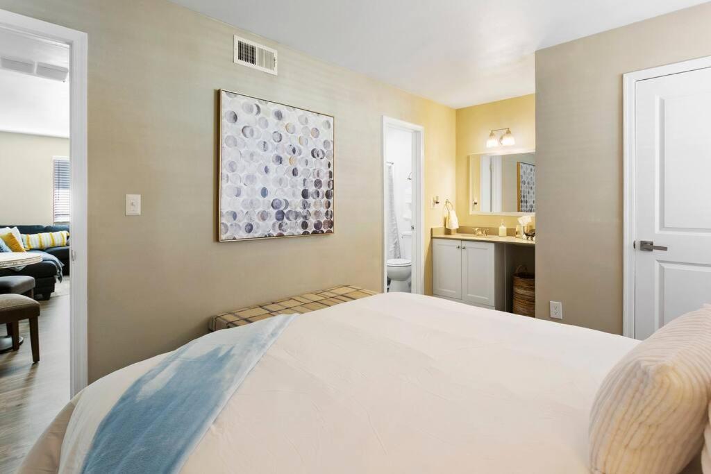 Desert Skyline Apt W/pool & *