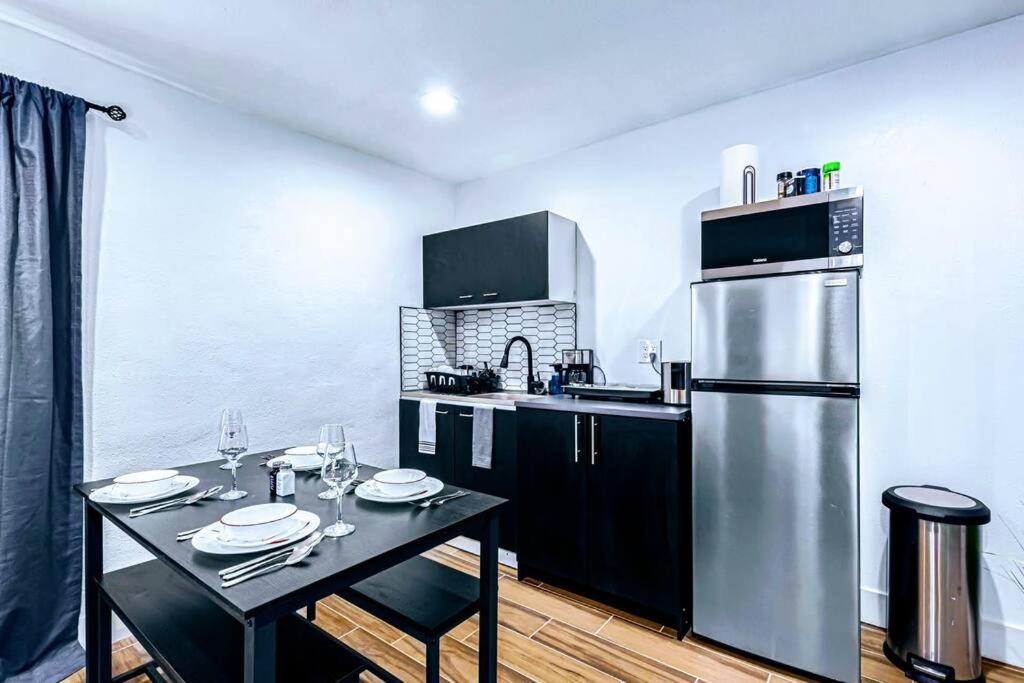 Retreat - 1 Bedroom King With 2 Smart Tvs - 10 Min From Airp - Unit B Holiday home Phoenix
