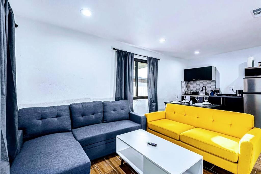 Retreat - 1 Bedroom King With 2 Smart Tvs - 10 Min From Airp - Unit B Holiday home