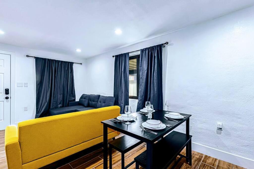 Retreat - 1 Bedroom King With 2 Smart Tvs - 10 Min From Airp - Unit B *