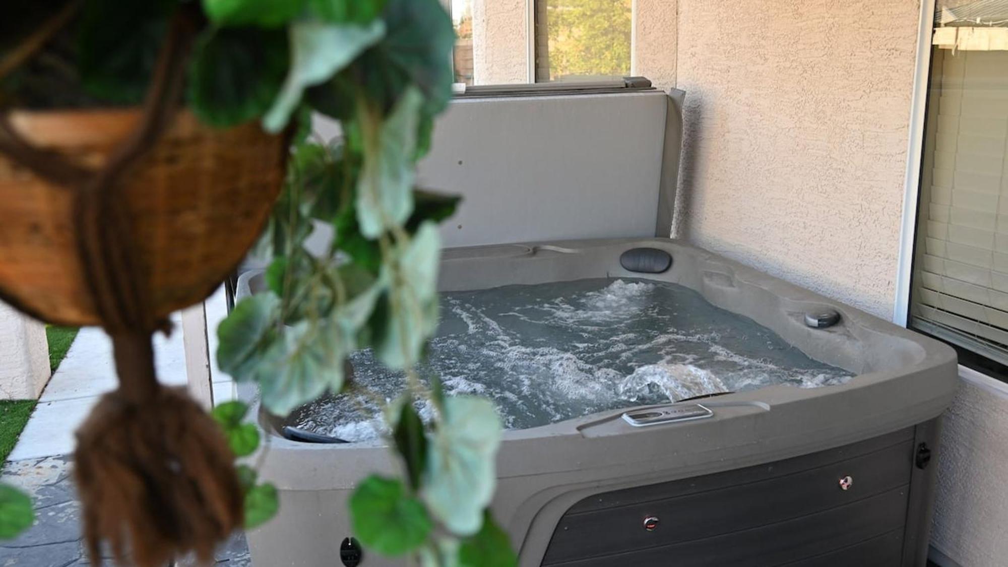 Beautiful Glendale With Pool Games Holiday home