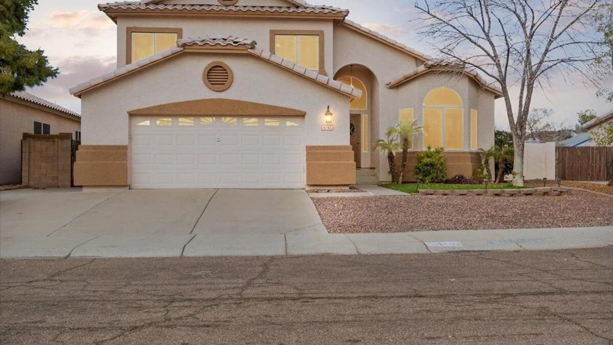 Beautiful Glendale With Pool Games Holiday home