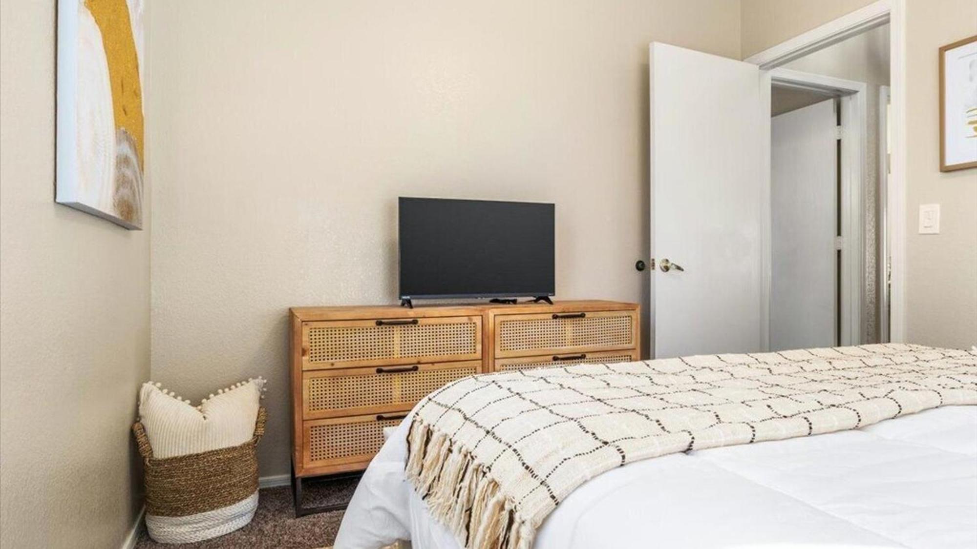 Beautiful Glendale With Pool Games Holiday home
