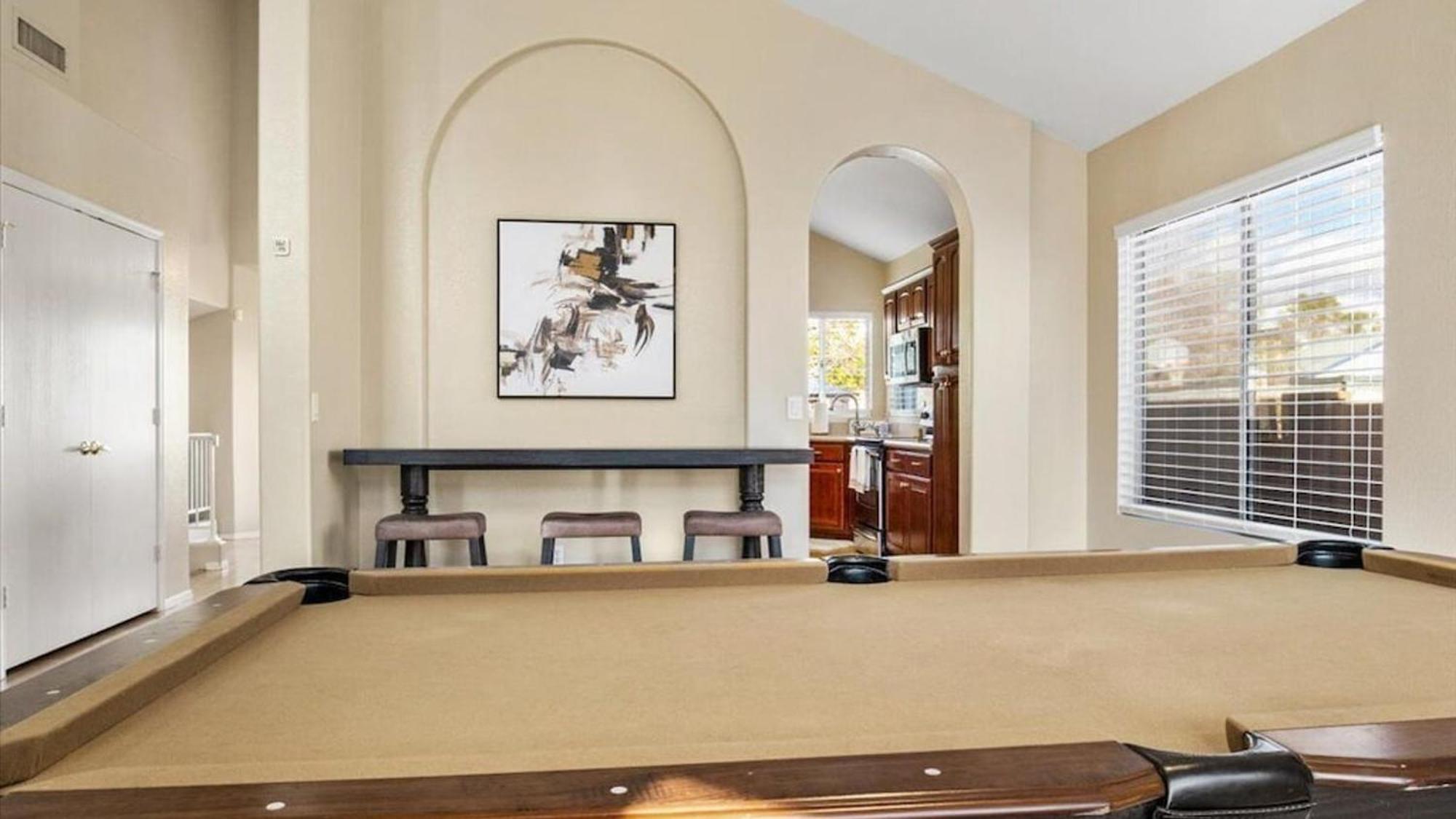Beautiful Glendale With Pool Games Holiday home *