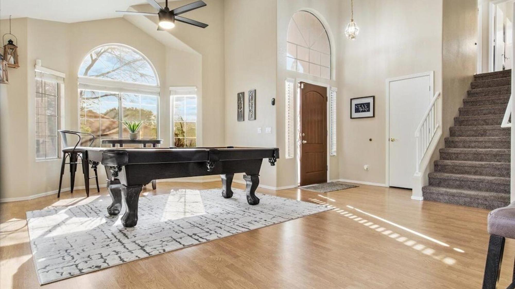 Beautiful Glendale With Pool Games Holiday home