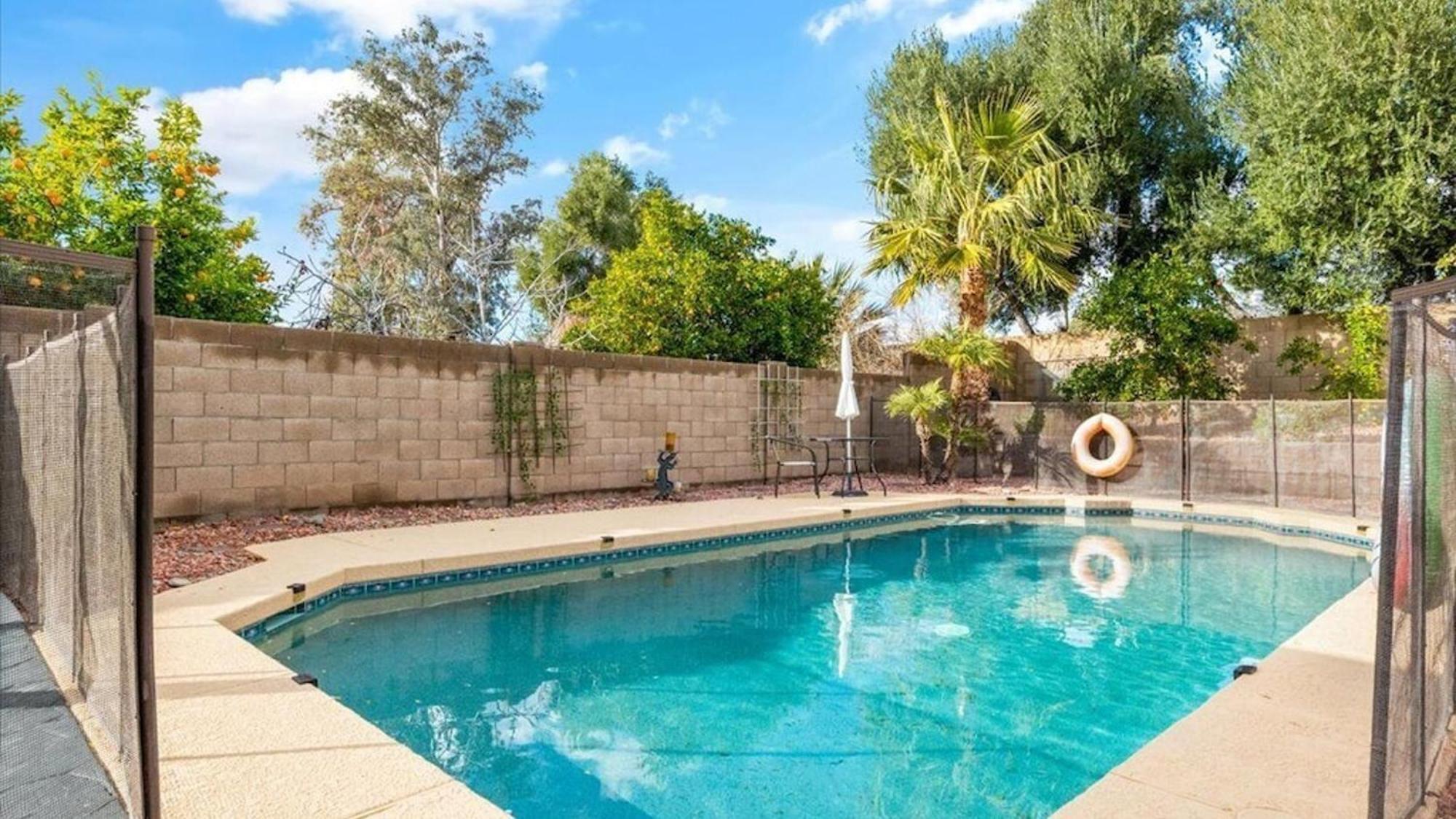 Beautiful Glendale With Pool Games Holiday home