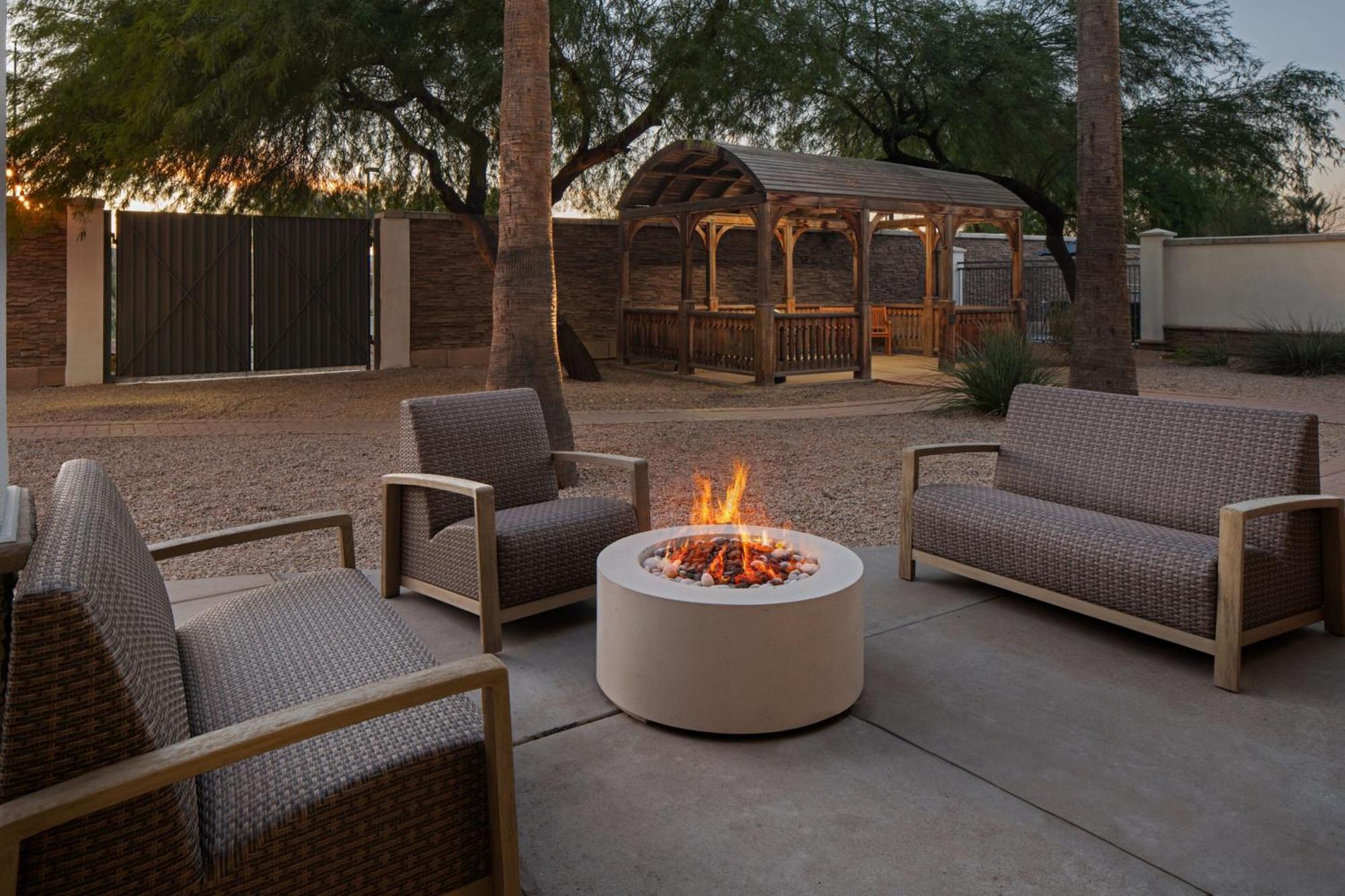 Courtyard By Marriott West/avondale Hotel 3*