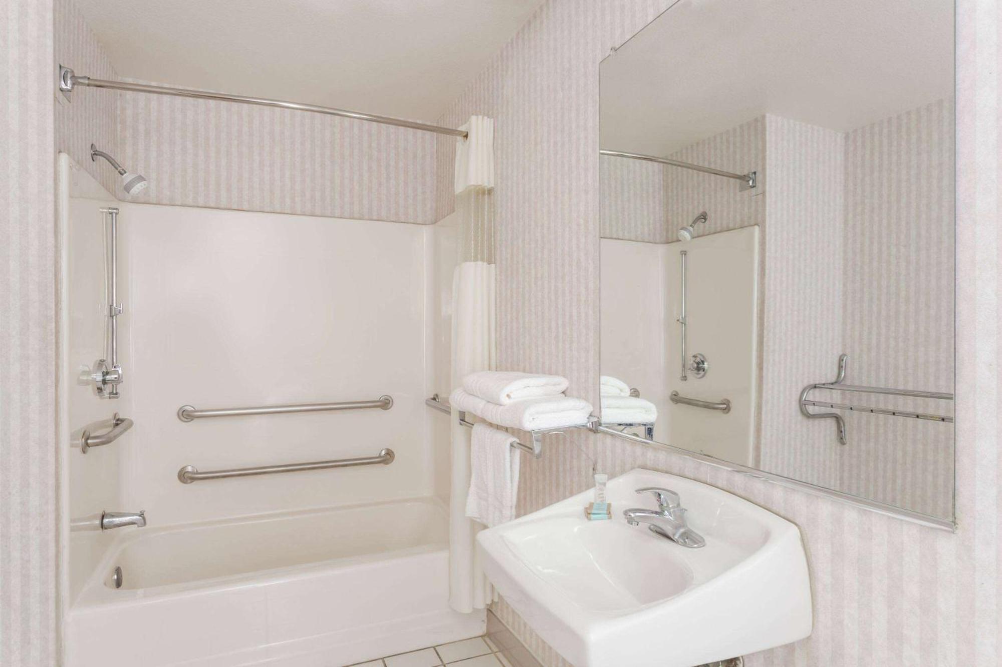 Days By Wyndham West Hotel 2*