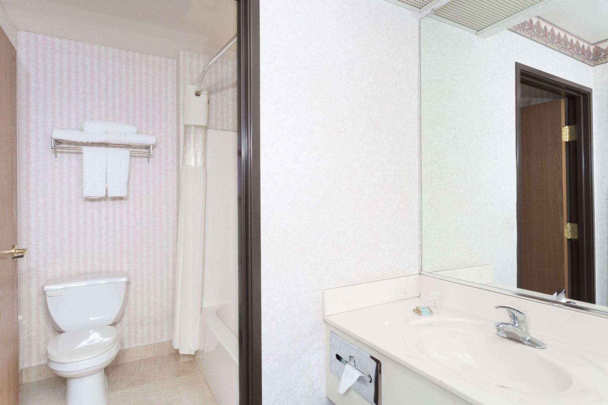 Hotel Days By Wyndham West 2*
