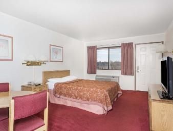 Super 8 By Wyndham Metro North