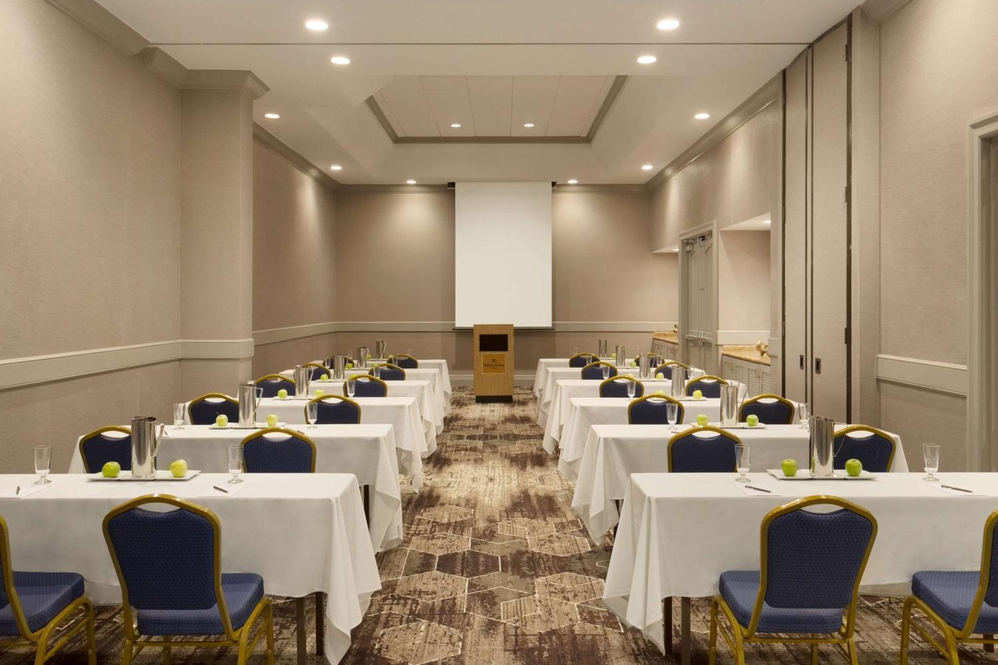 Hotel Embassy By Hilton Downtown North Phoenix