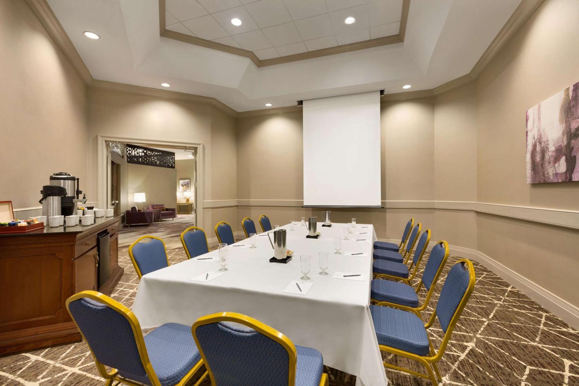 Embassy By Hilton Downtown North 3* Phoenix