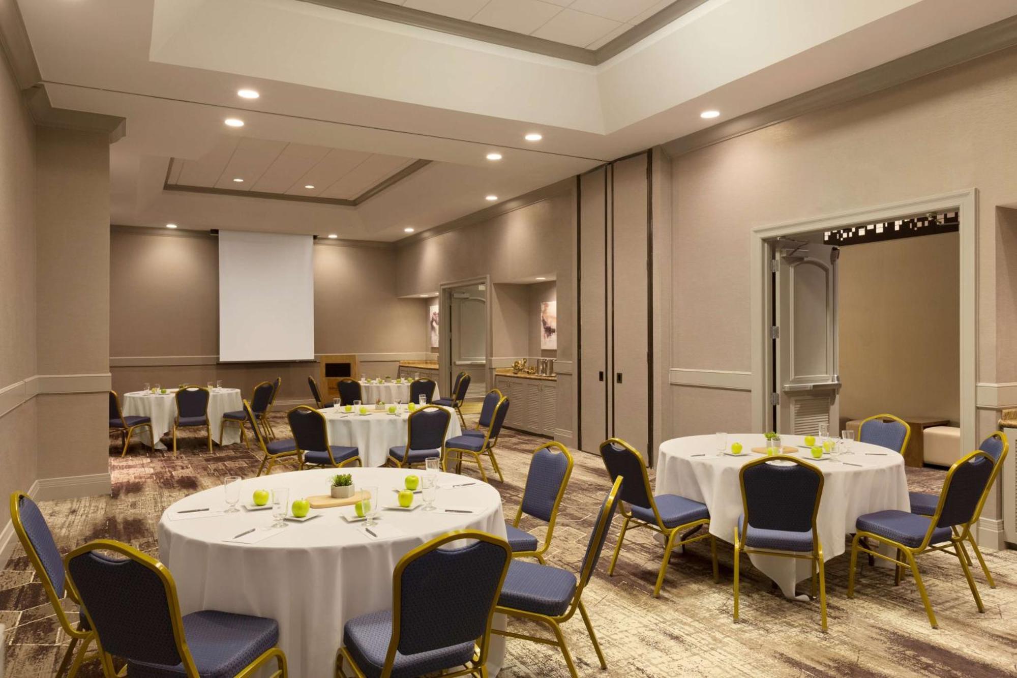 Hotel Embassy By Hilton Downtown North 3*