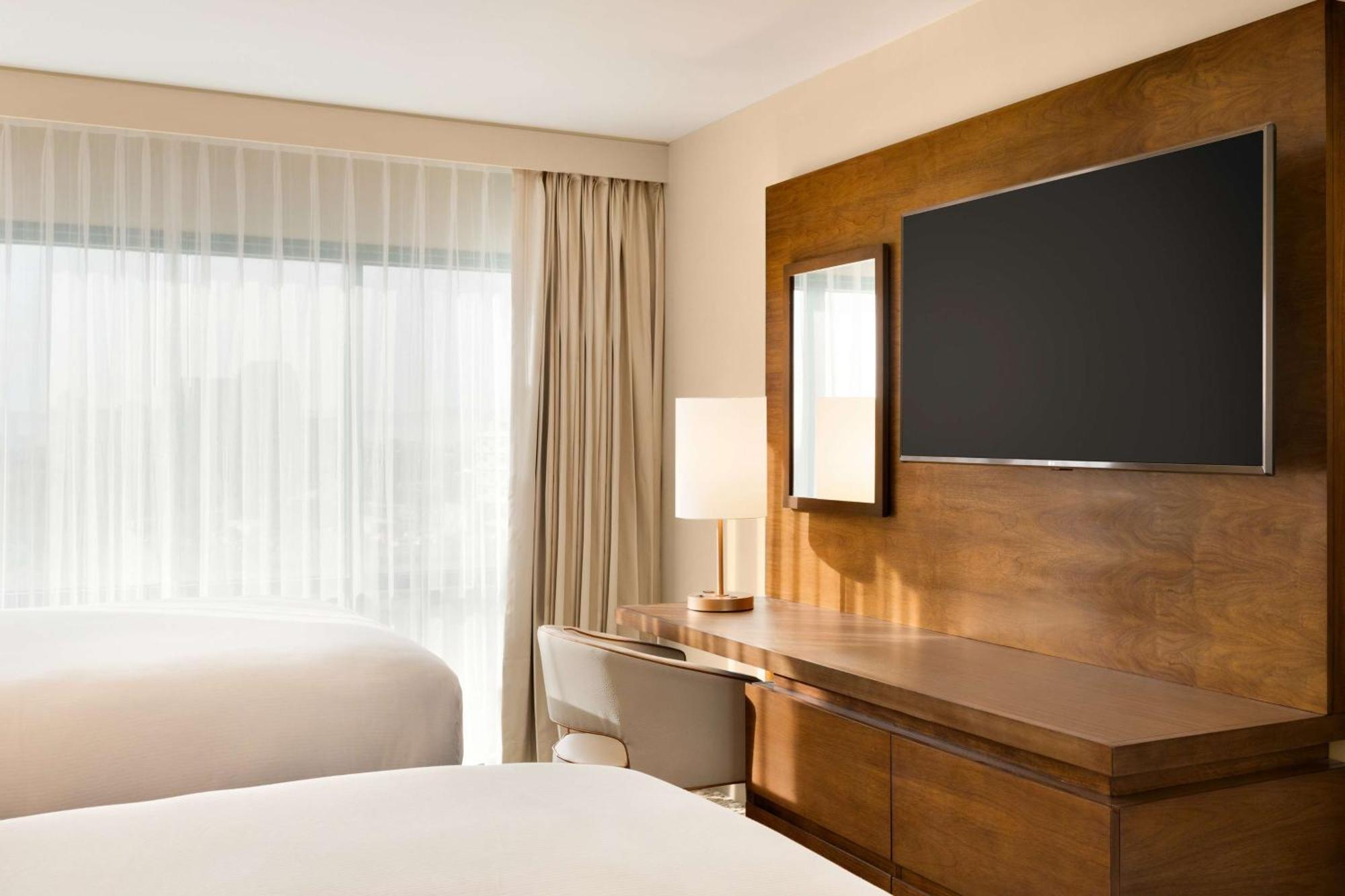 Hotel Embassy By Hilton Downtown North Phoenix