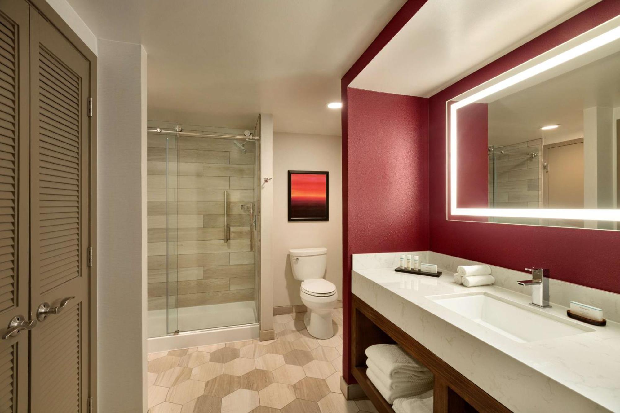 Hotel Embassy By Hilton Downtown North 3*