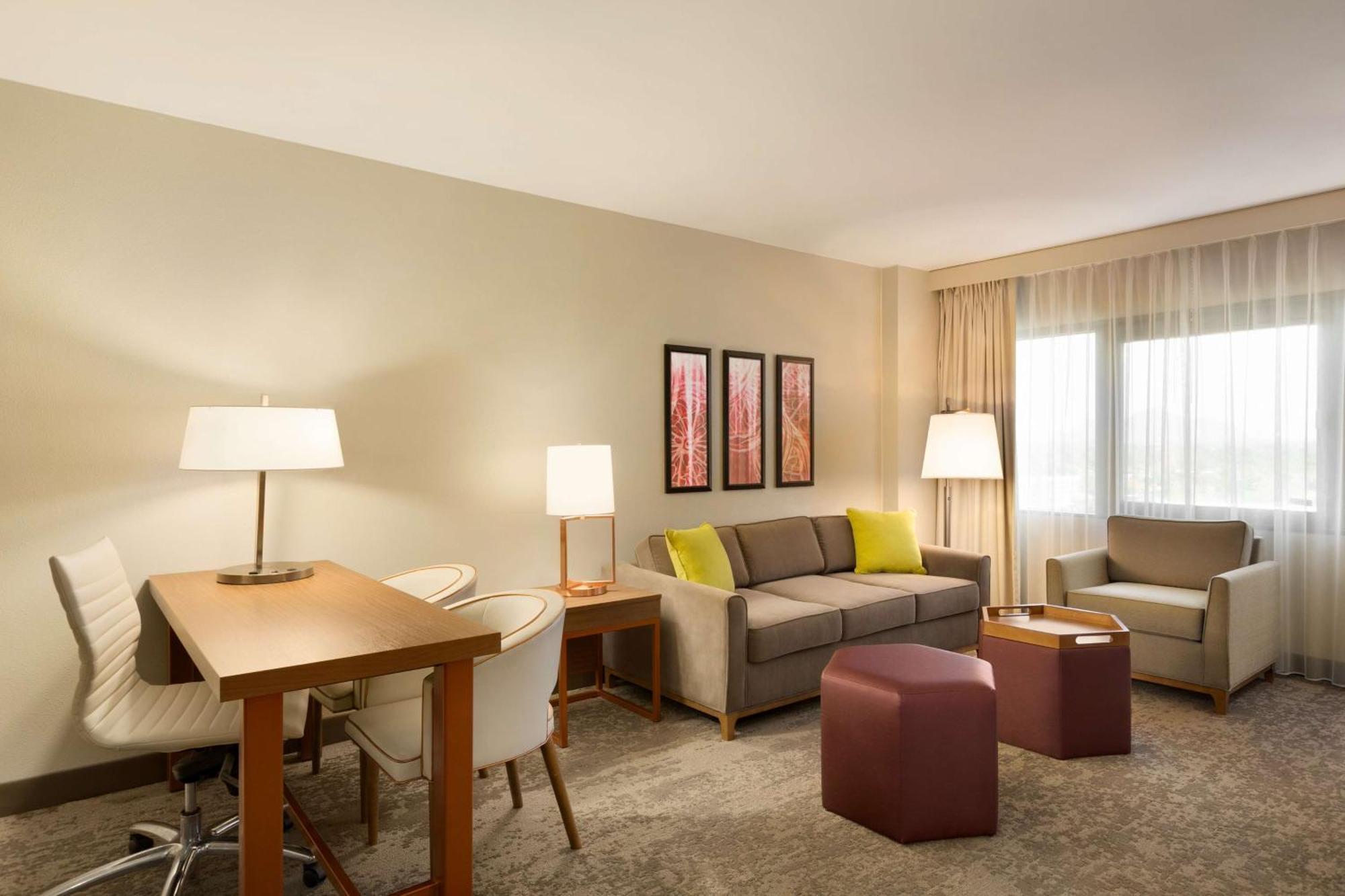 Hotel Embassy By Hilton Downtown North Phoenix