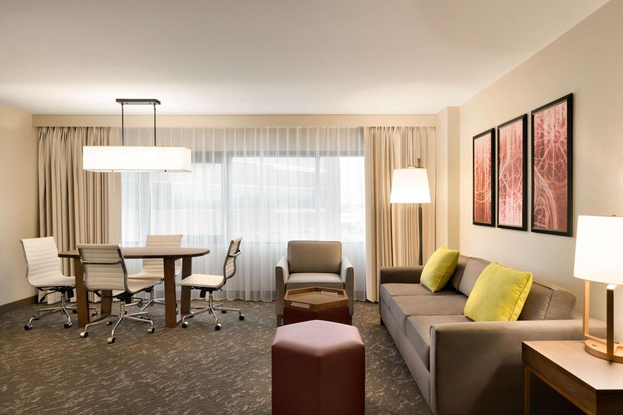 Hotel Embassy By Hilton Downtown North 3*