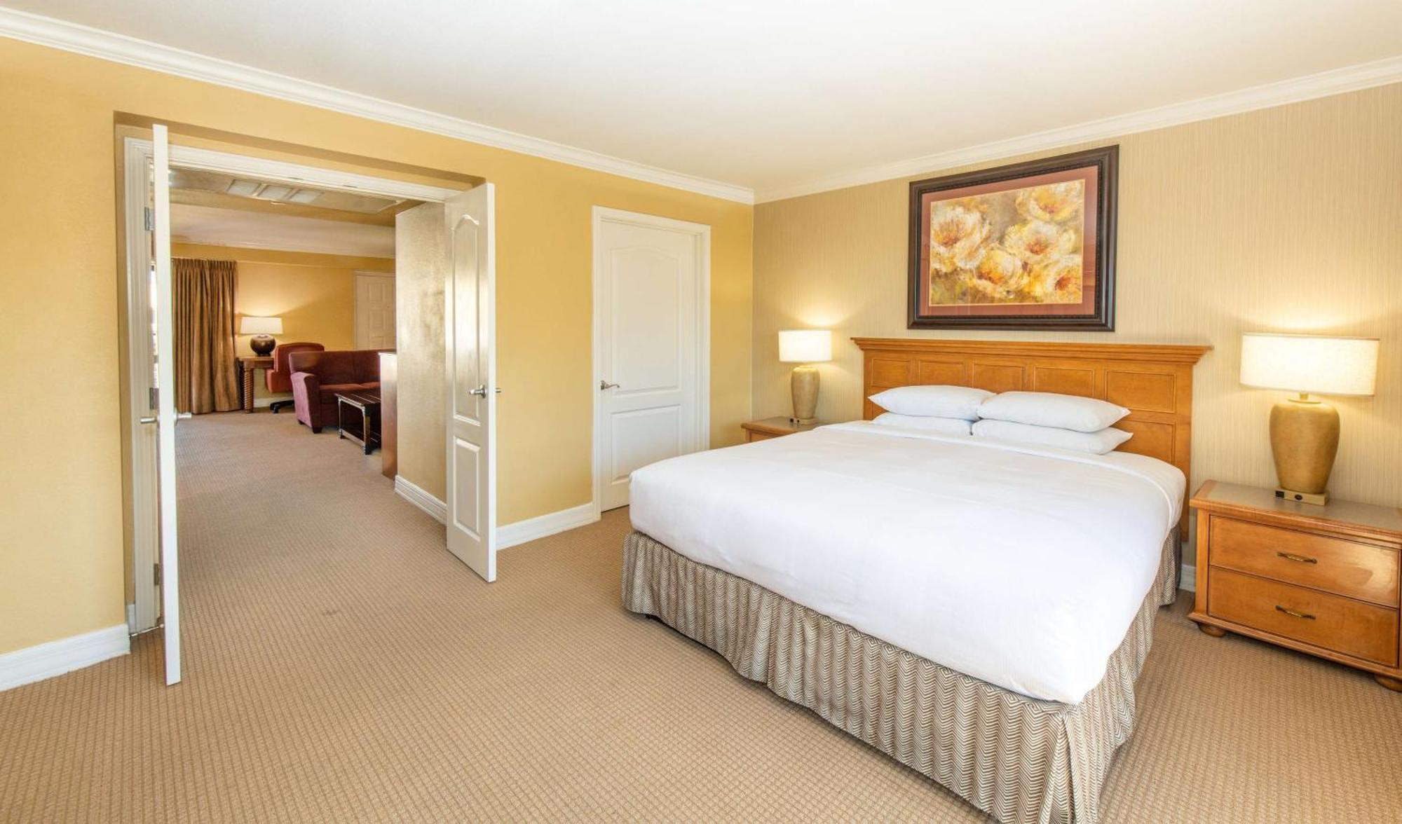Hilton At The Peak 4*