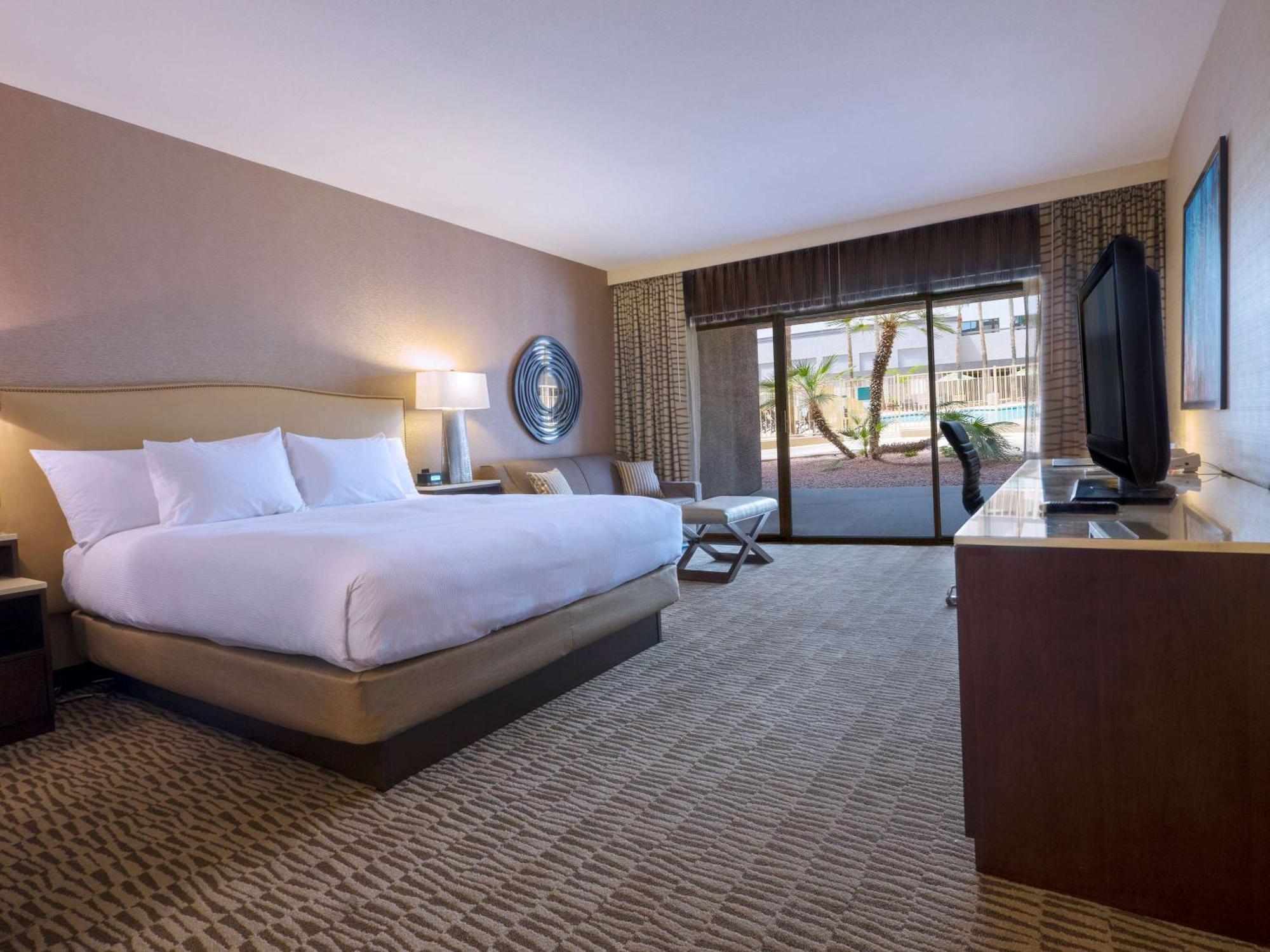 Hotel Hilton Airport 3*