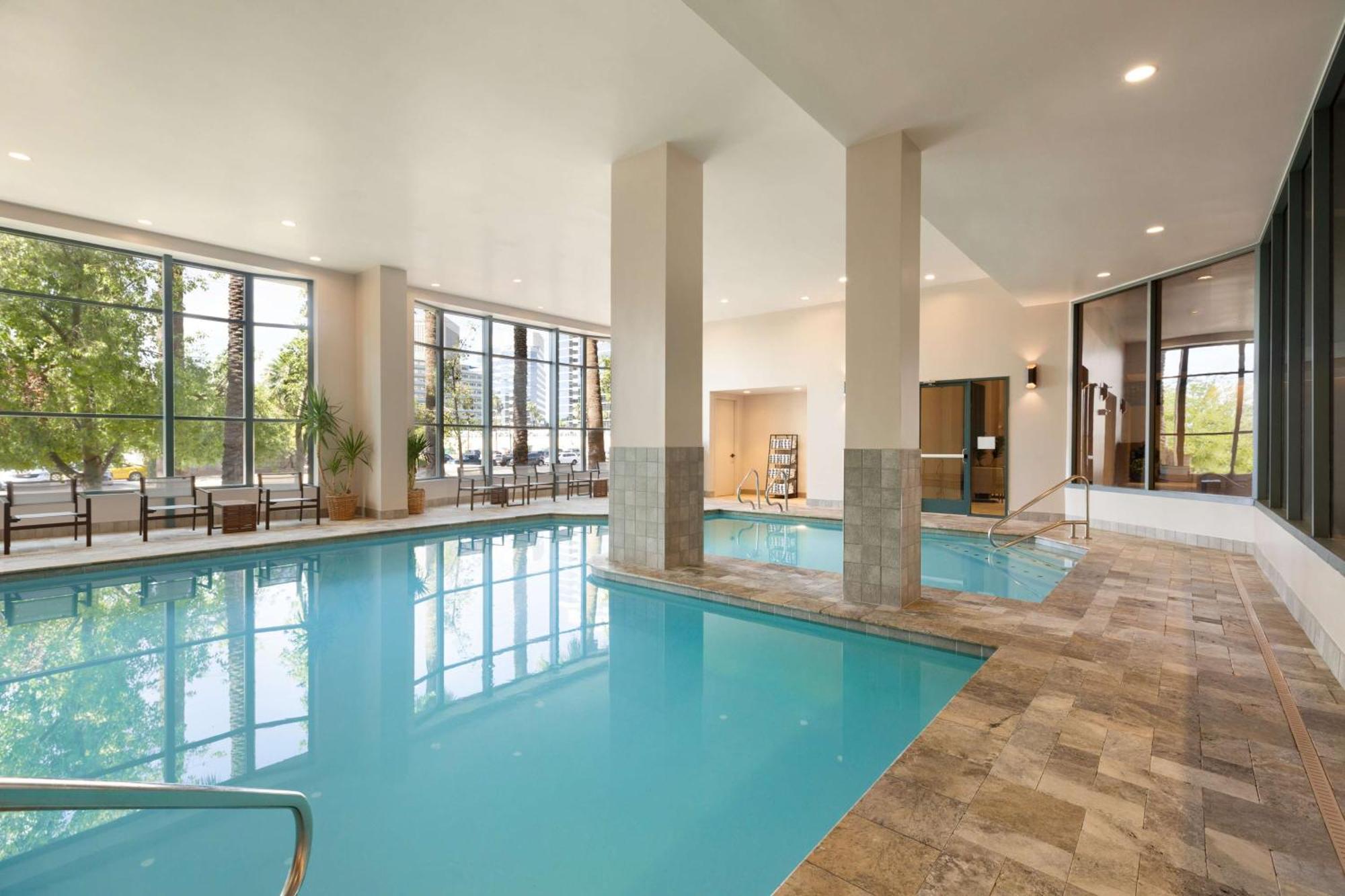 Hotel Embassy By Hilton Downtown North 3*