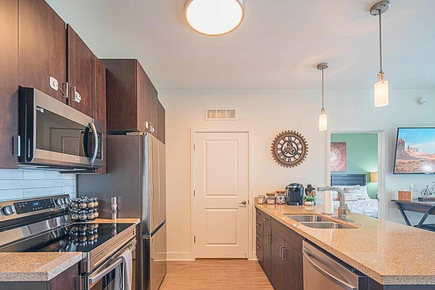 Holiday home Shopping & Dining 1 Mile - 24 Hour Pool With Parking - 4036
