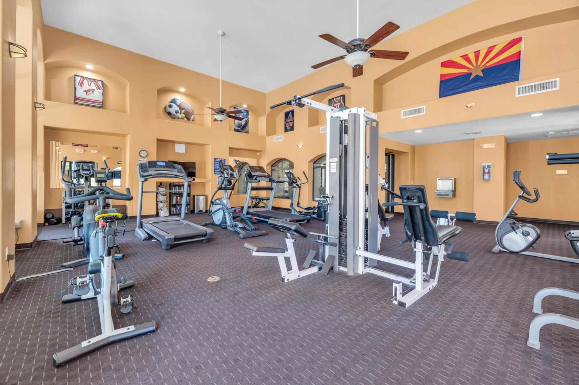 Comfy With Heated Pool And Gym *