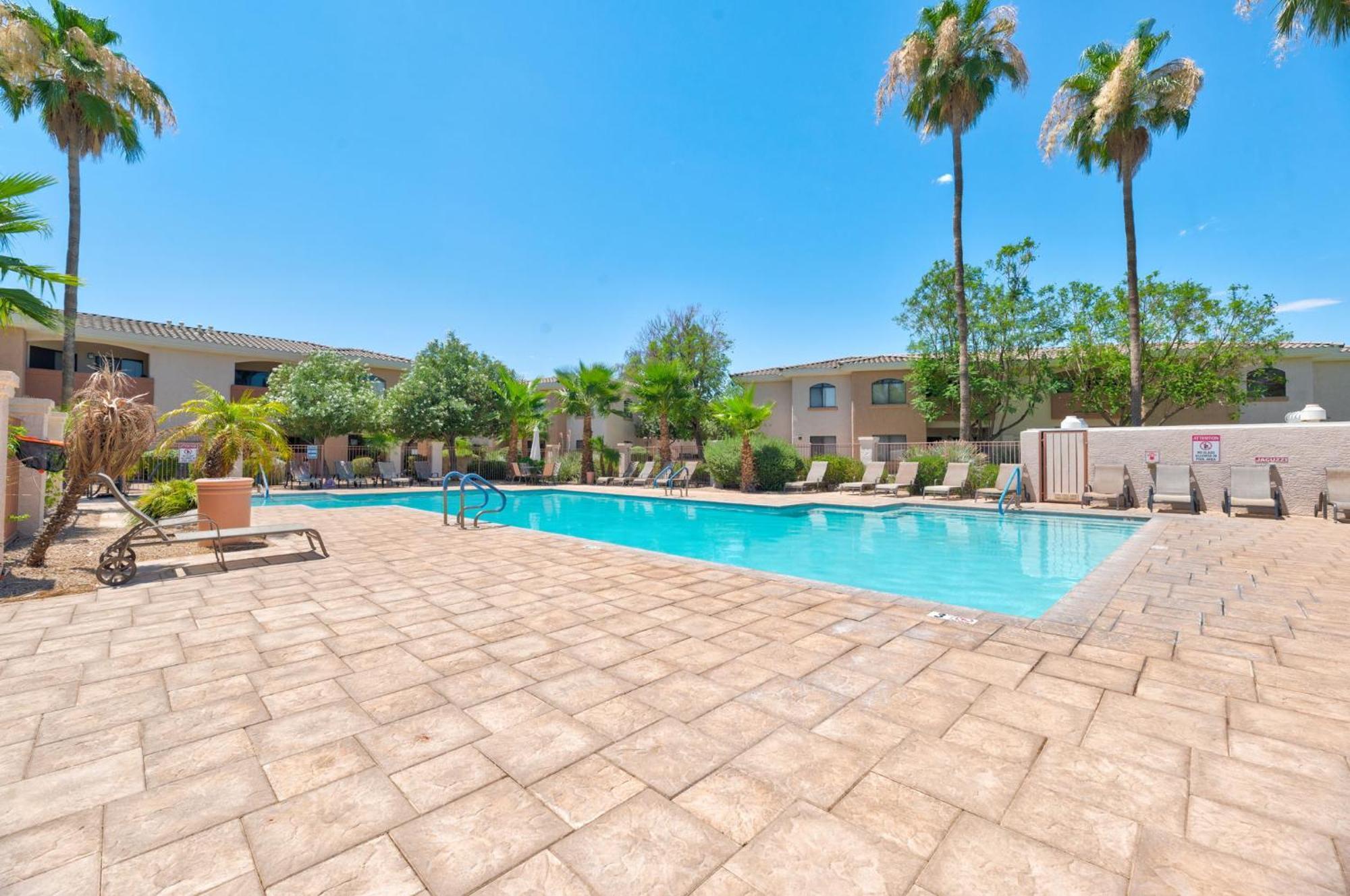 Comfy With Heated Pool And Gym *