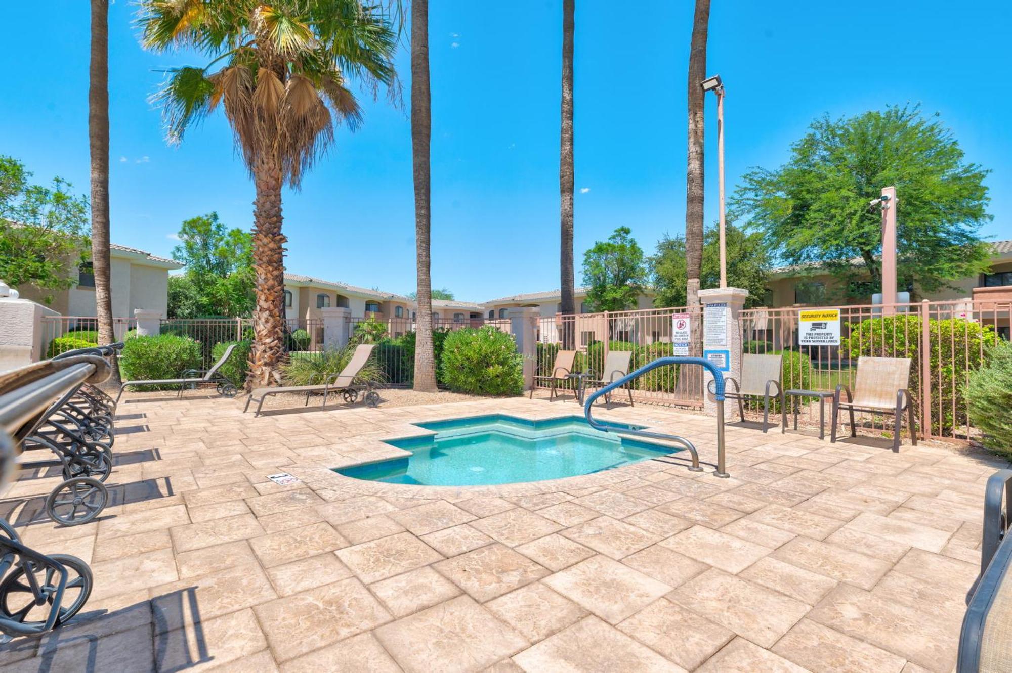 Comfy With Heated Pool And Gym *