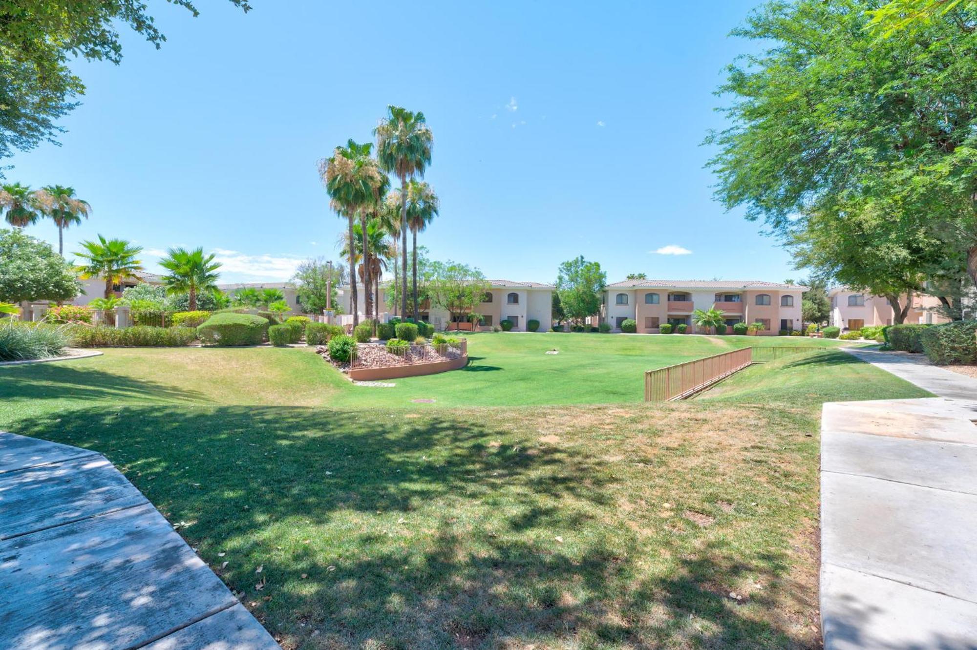 Comfy With Heated Pool And Gym Phoenix