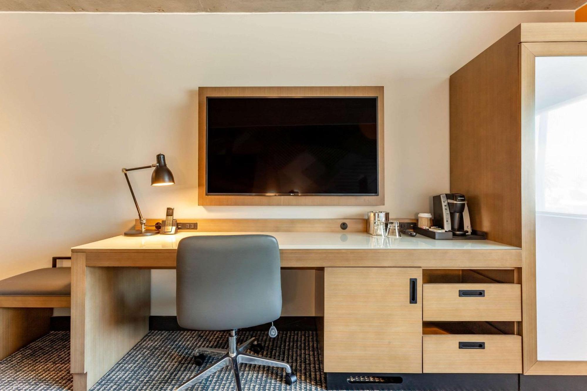 Hotel Cambria Downtown Convention & Airport 3*
