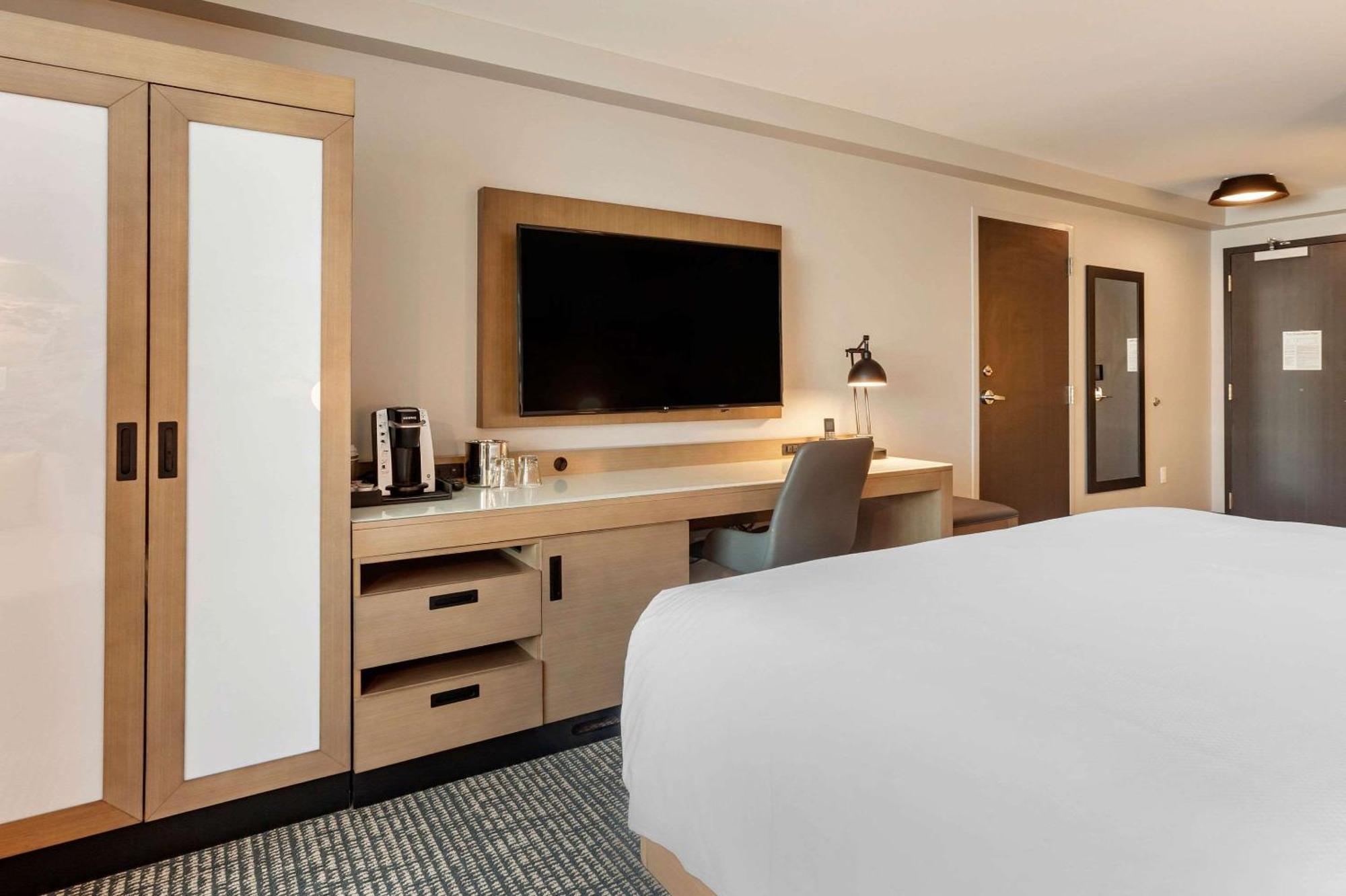 Hotel Cambria Downtown Convention & Airport 3*