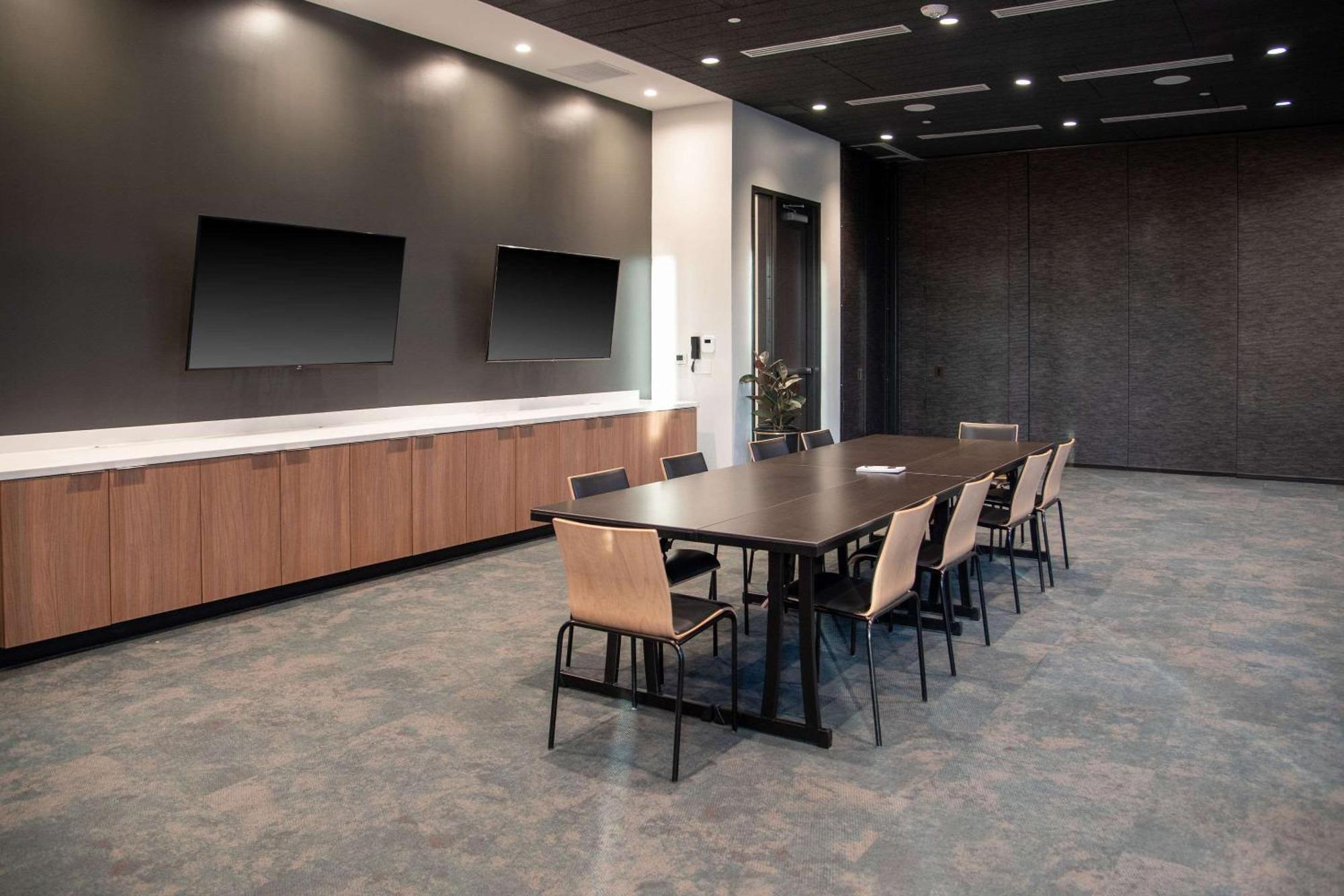 Hotel Cambria Downtown Convention & Airport 3*