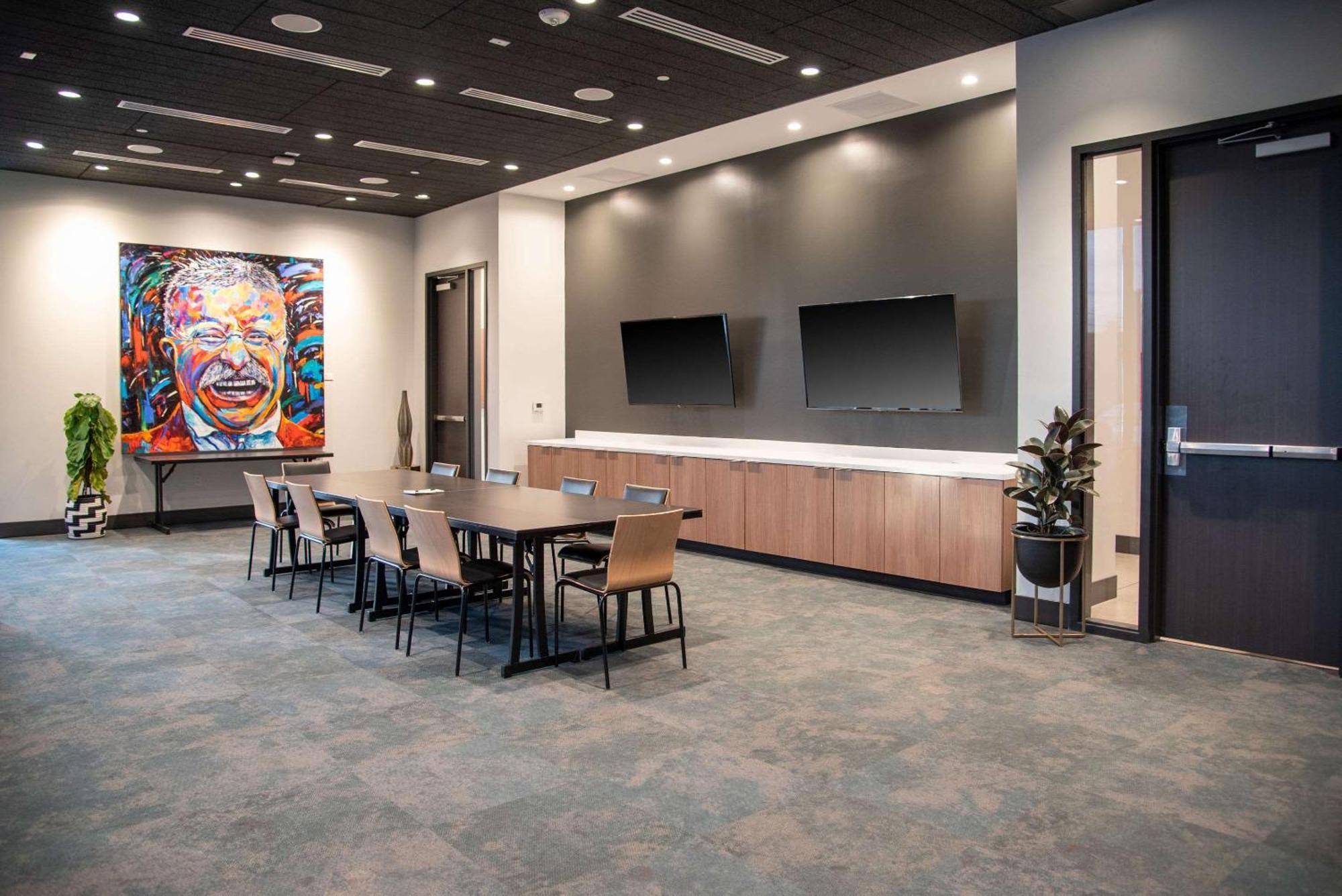 Cambria Downtown Convention & Airport 3*