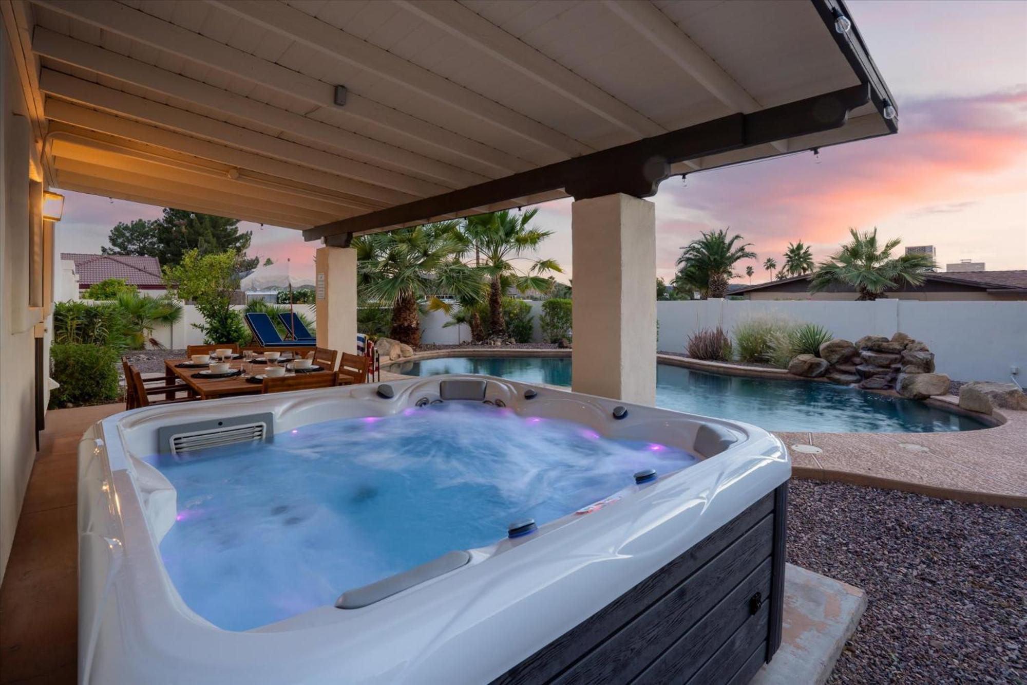 Game Pool Hottub Modern Desert Oasis Holiday home *