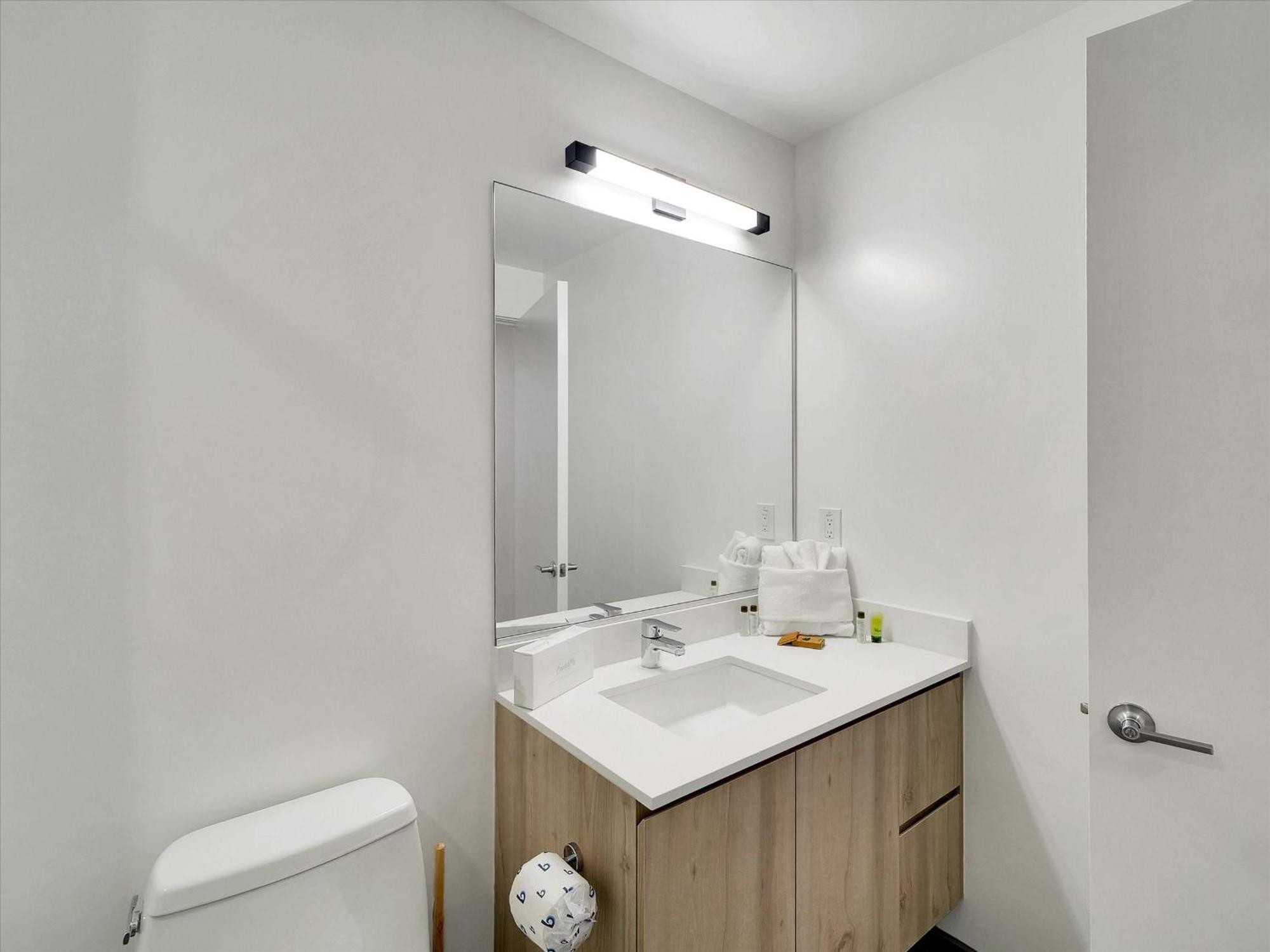 Global Luxury At Downtown Apartment