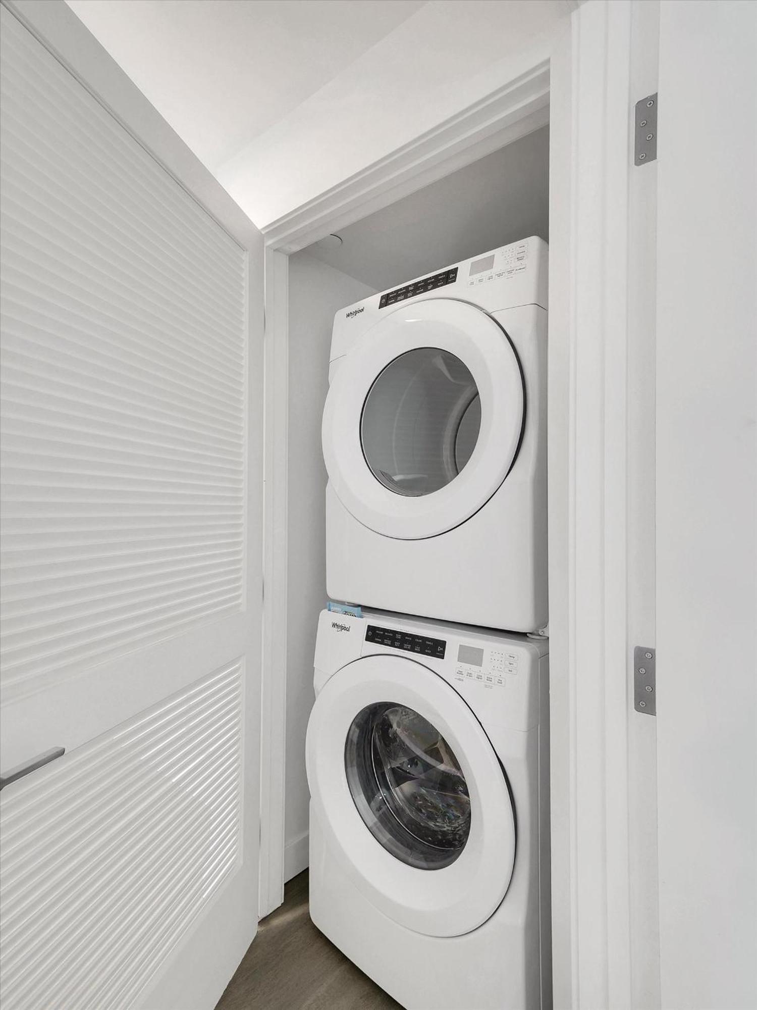 Global Luxury At Downtown Apartment