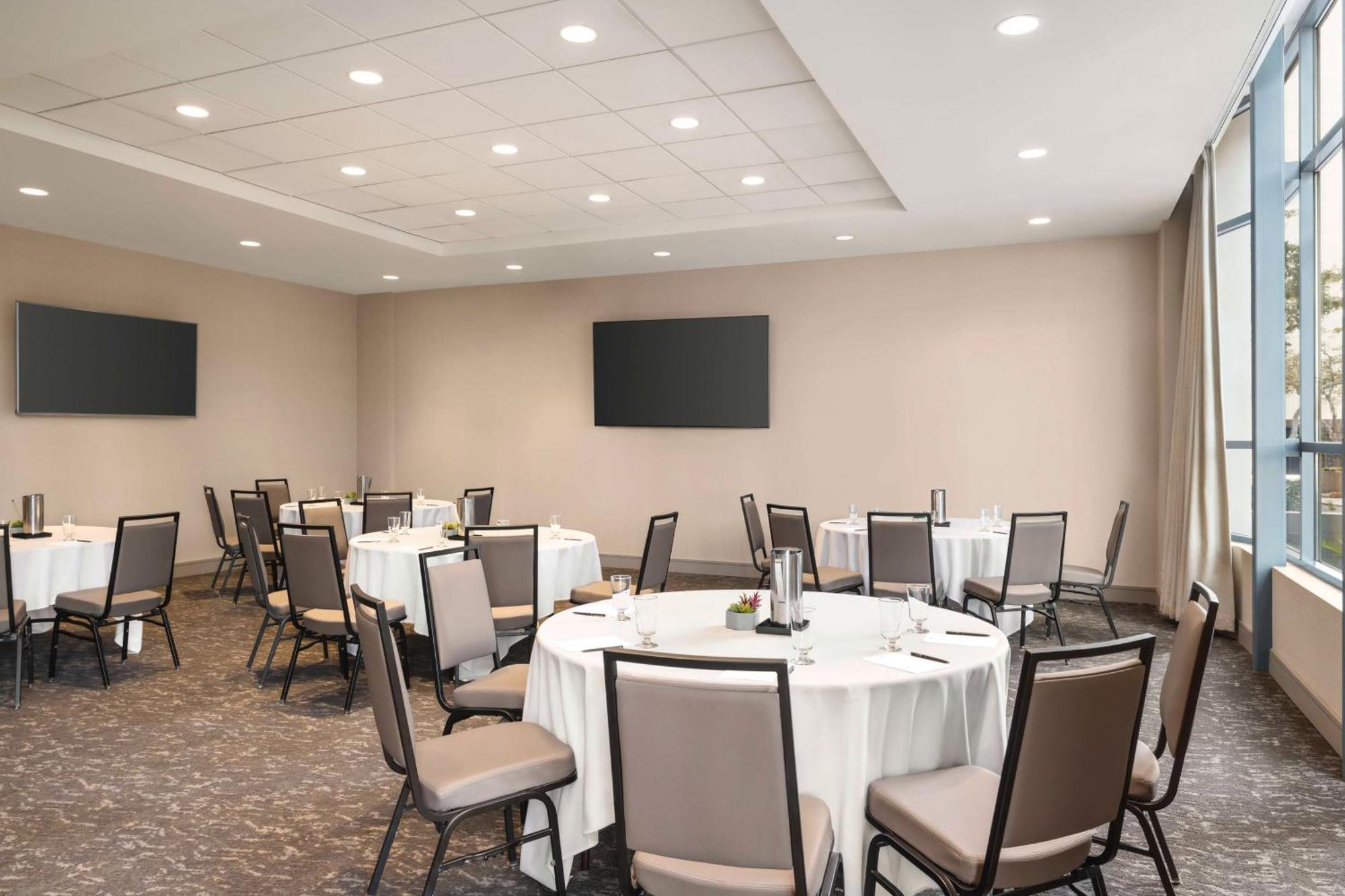 Hotel Embassy By Hilton Downtown North Phoenix