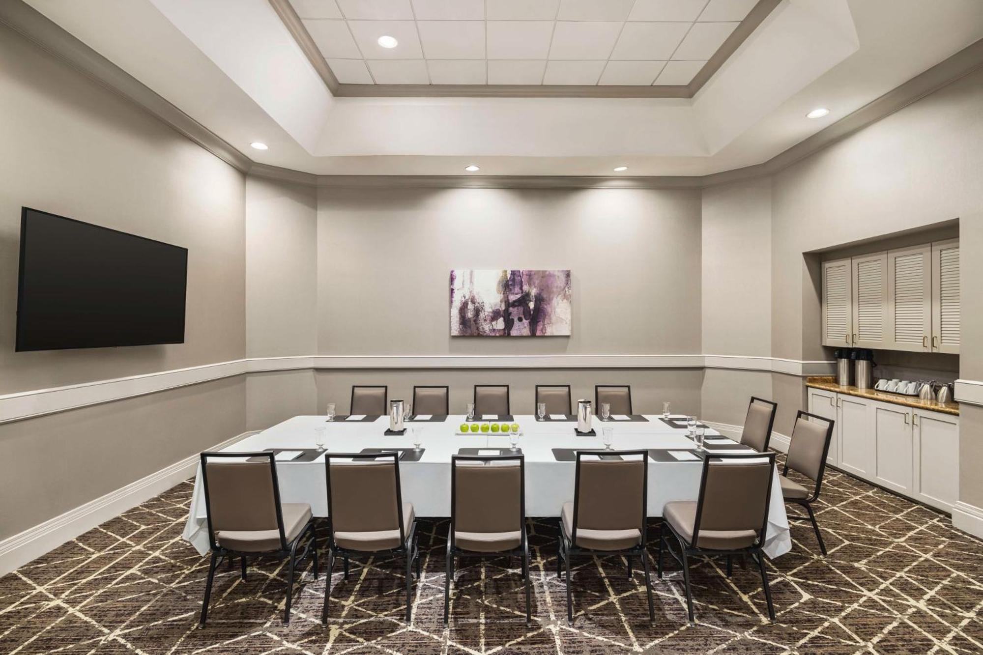 Hotel Embassy By Hilton Downtown North 3*