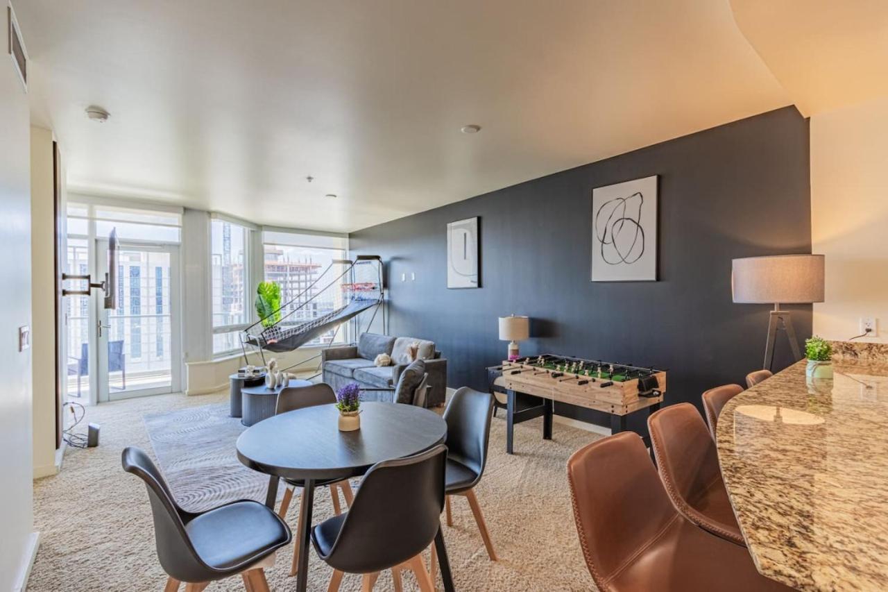 Lavish 21st Floor High Rise, Gym, Parking, Pool, Golf Apartment *