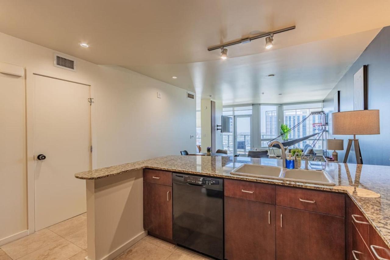Lavish 21st Floor High Rise, Gym, Parking, Pool, Golf Apartment *