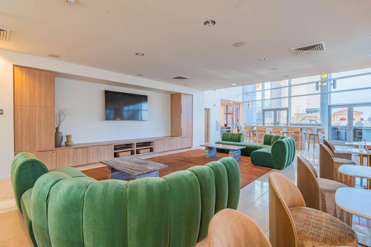 Lavish 21st Floor High Rise, Gym, Parking, Pool, Golf Apartment